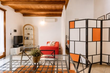 Bright Renovated Apartment with Loft · Via Ricasoli · Steps from the Accademia