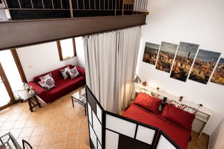 Renovated Apartment with Loft & Exposed Beams · Via Ricasoli · Steps from the Accademia