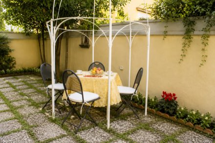 Two-Bedroom Apartment with a Large Private Garden · Via di Ricorboli · San Niccolò