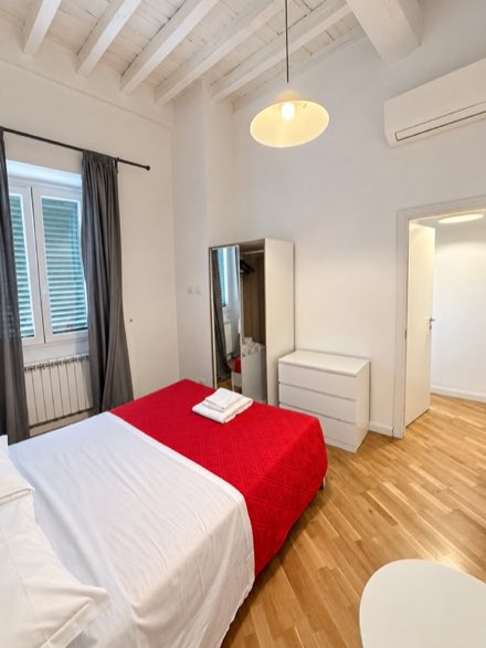 Middle Room in a Three-Bedroom Flat · Via della Scala 73 · Steps from Santa Maria Novella